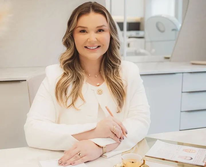 Consultório da clínica com médica